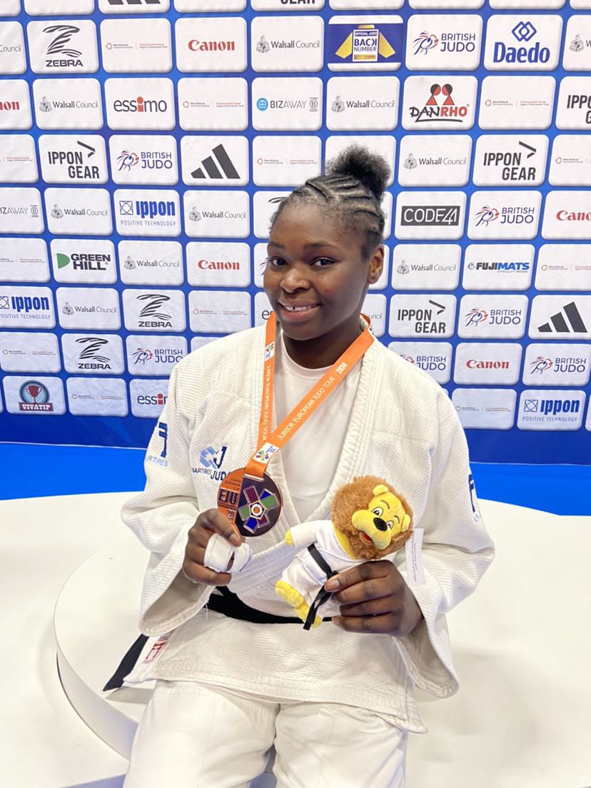 Alice avec sa médaille de bronze à l'European Cup Junior 2024 de Birmingham