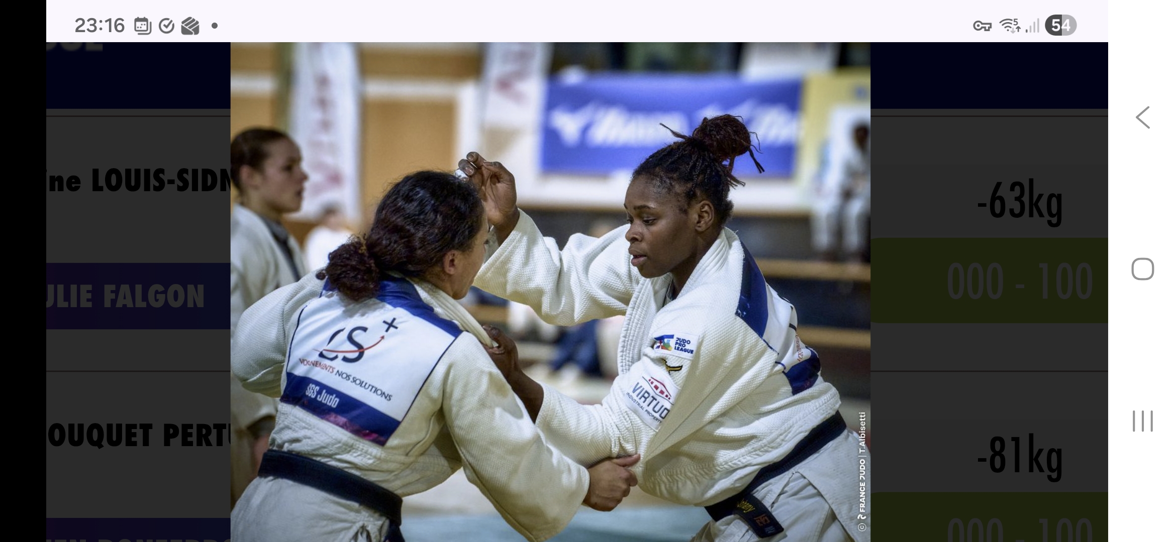 Alice en plein combat, saisie au judogi