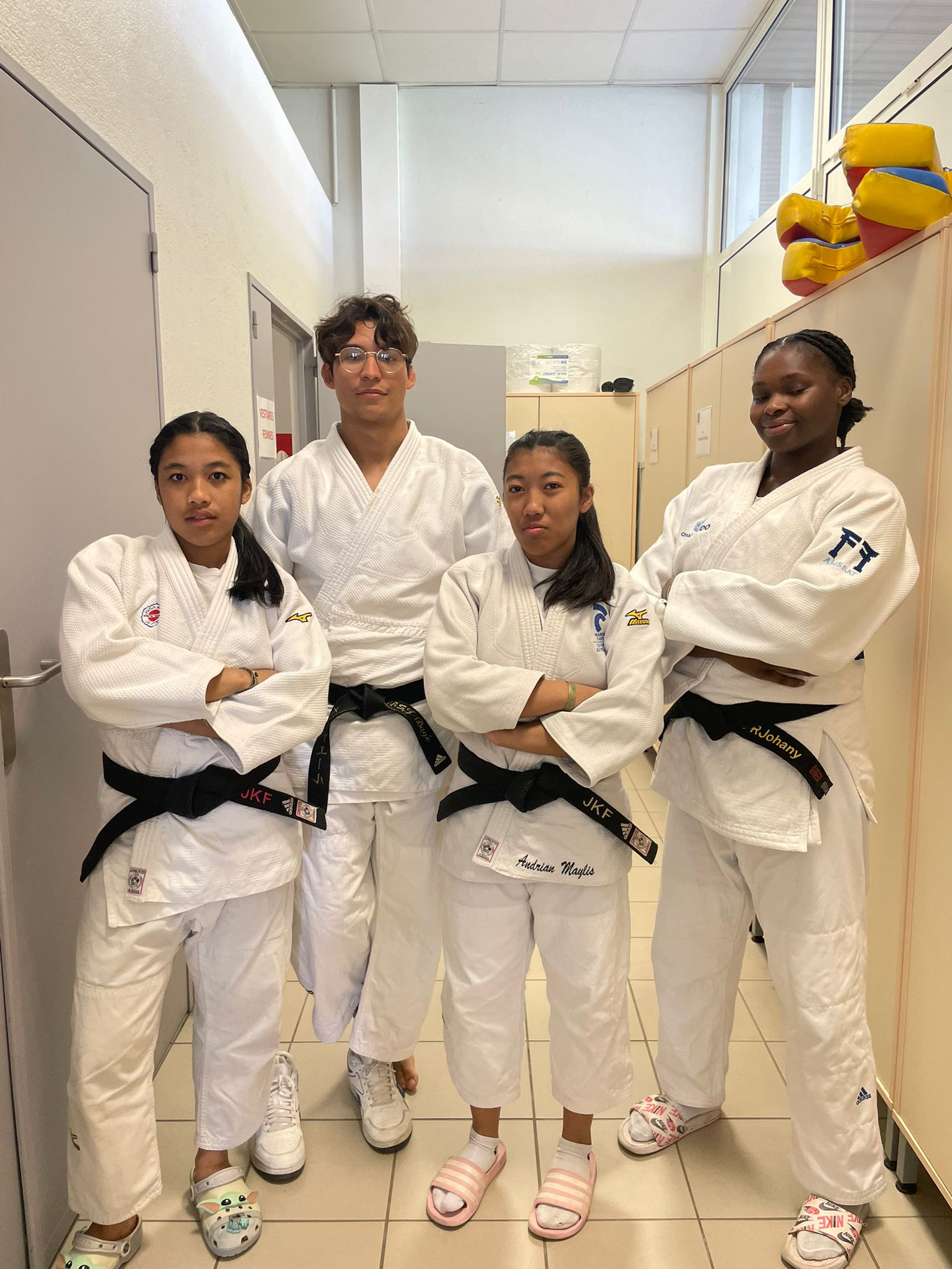 Alice avec son équipe au dojo