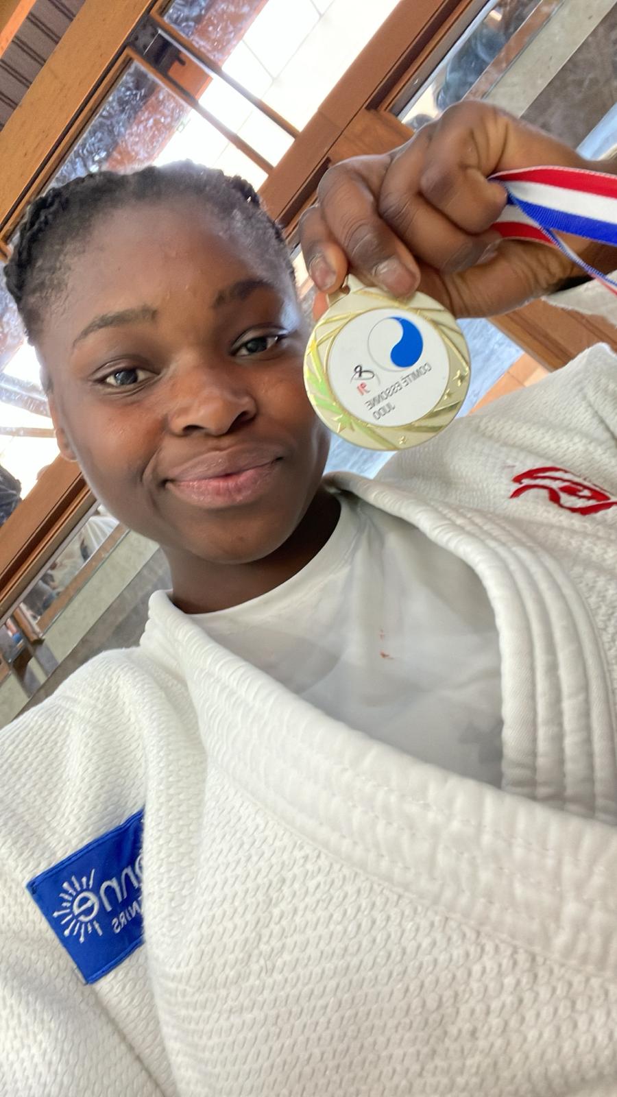 Alice avec sa médaille