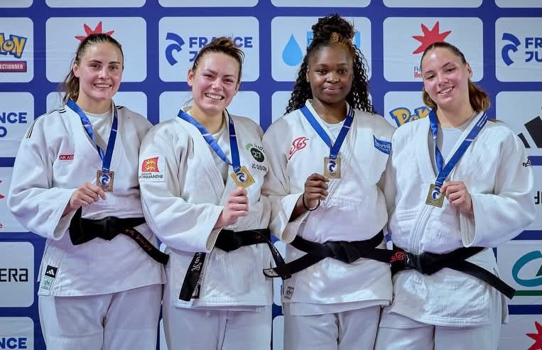 Podium en équipe avec médailles